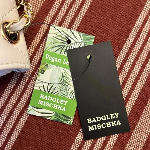 Badgley Mischka Mini Purse Key Clip Vegan Leather Off White Quilted NEW - Picture 3 of 7